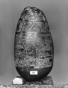 Kudurru, dal tempo di Marduk-nadin-akhi, Re di Babilonia, vista frontale, c.1120 a.C. (serpentino nero)